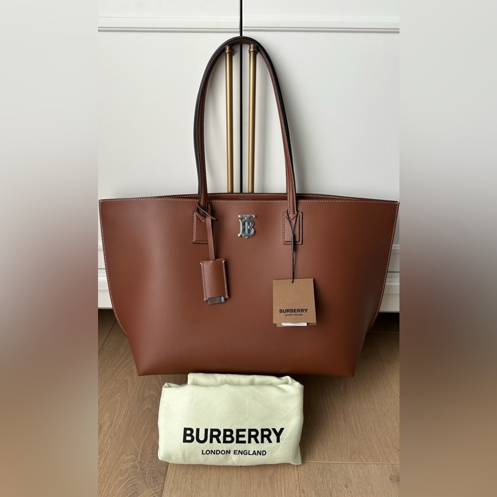 🔥JUST REDUCED NWT Medium Burberry Soft TB Monogram
Leather Tote